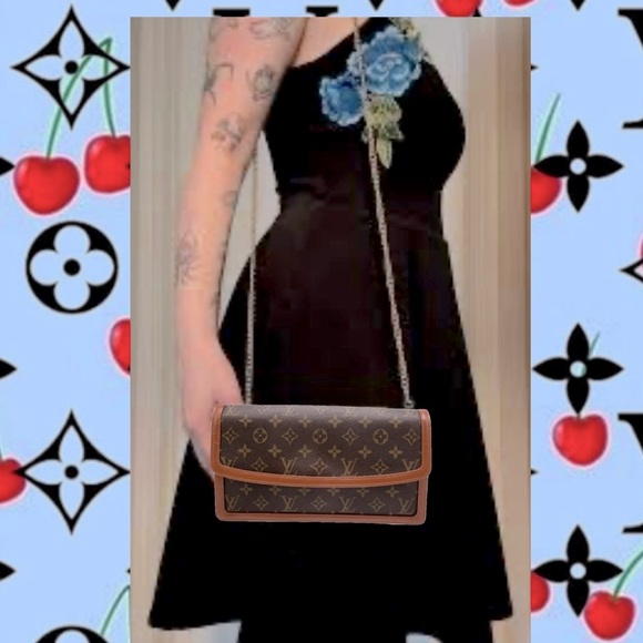 Louis Vuitton Handbags - Louis Vuitton ⭐️
LV Monogram Pochette Dame purse with insert and unbranded Chain